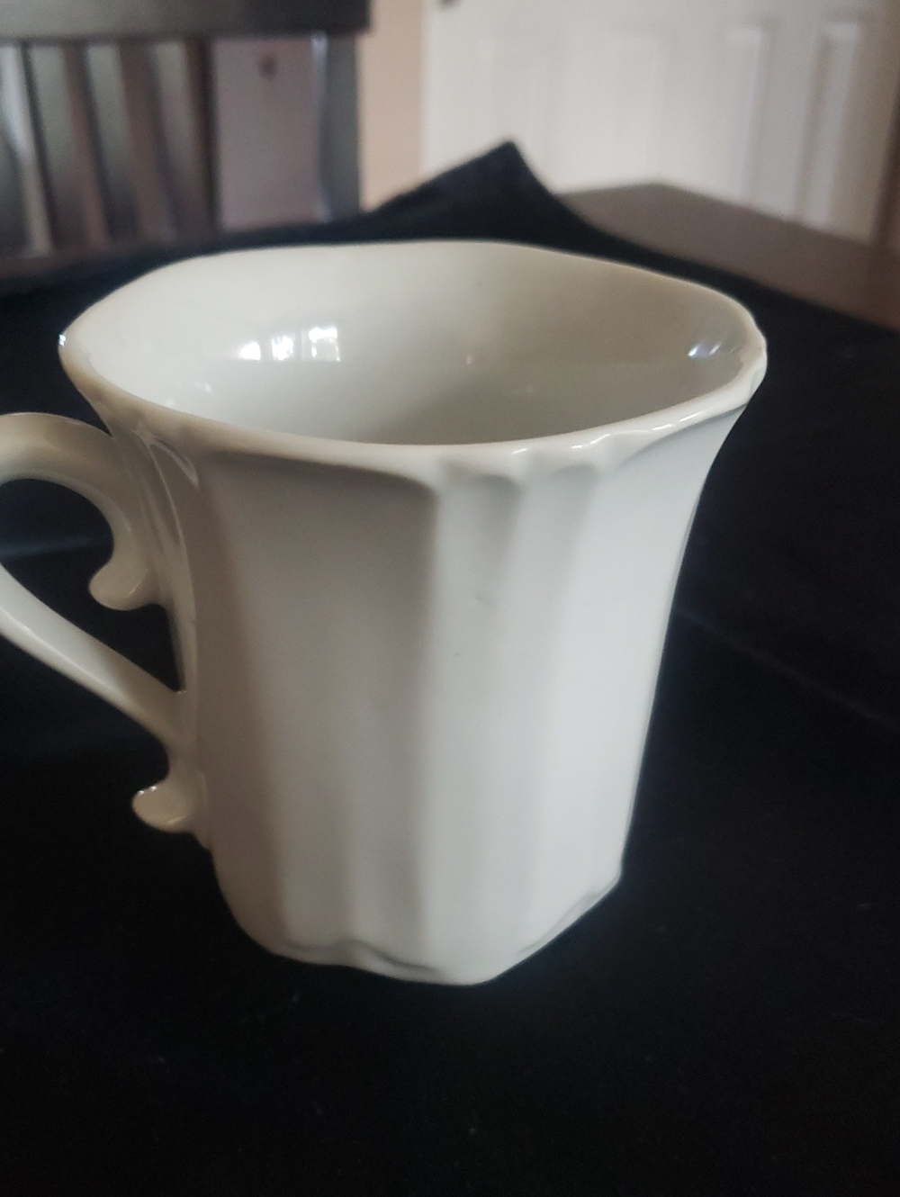 VIntage-style porcelain "Maman" coffee mug. Made in Korea. - Picture 3 of 5